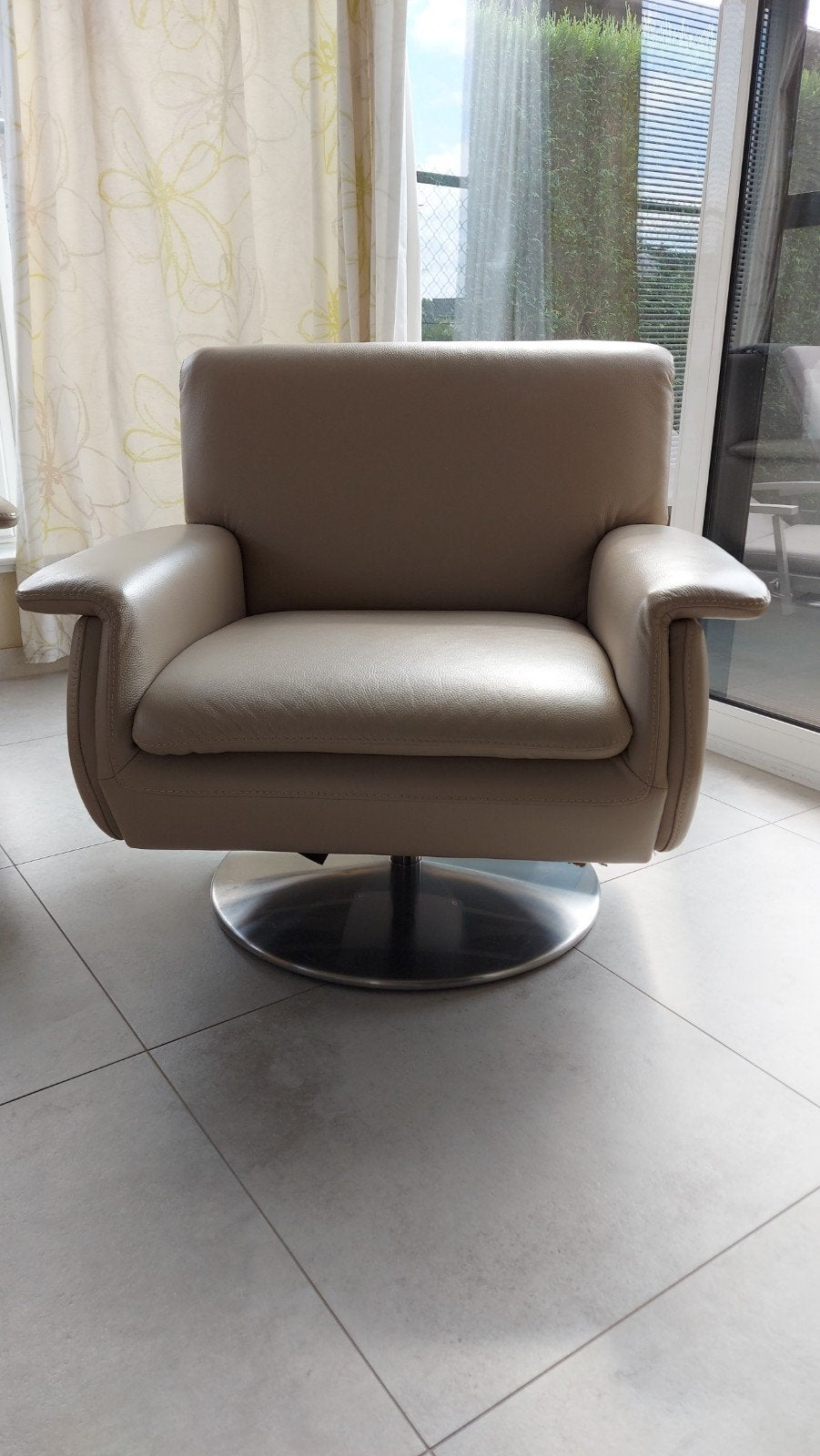 2 lederen draaifauteuisl kl. taupe afm d 90 ht80 b90, Huis en Inrichting, Ophalen