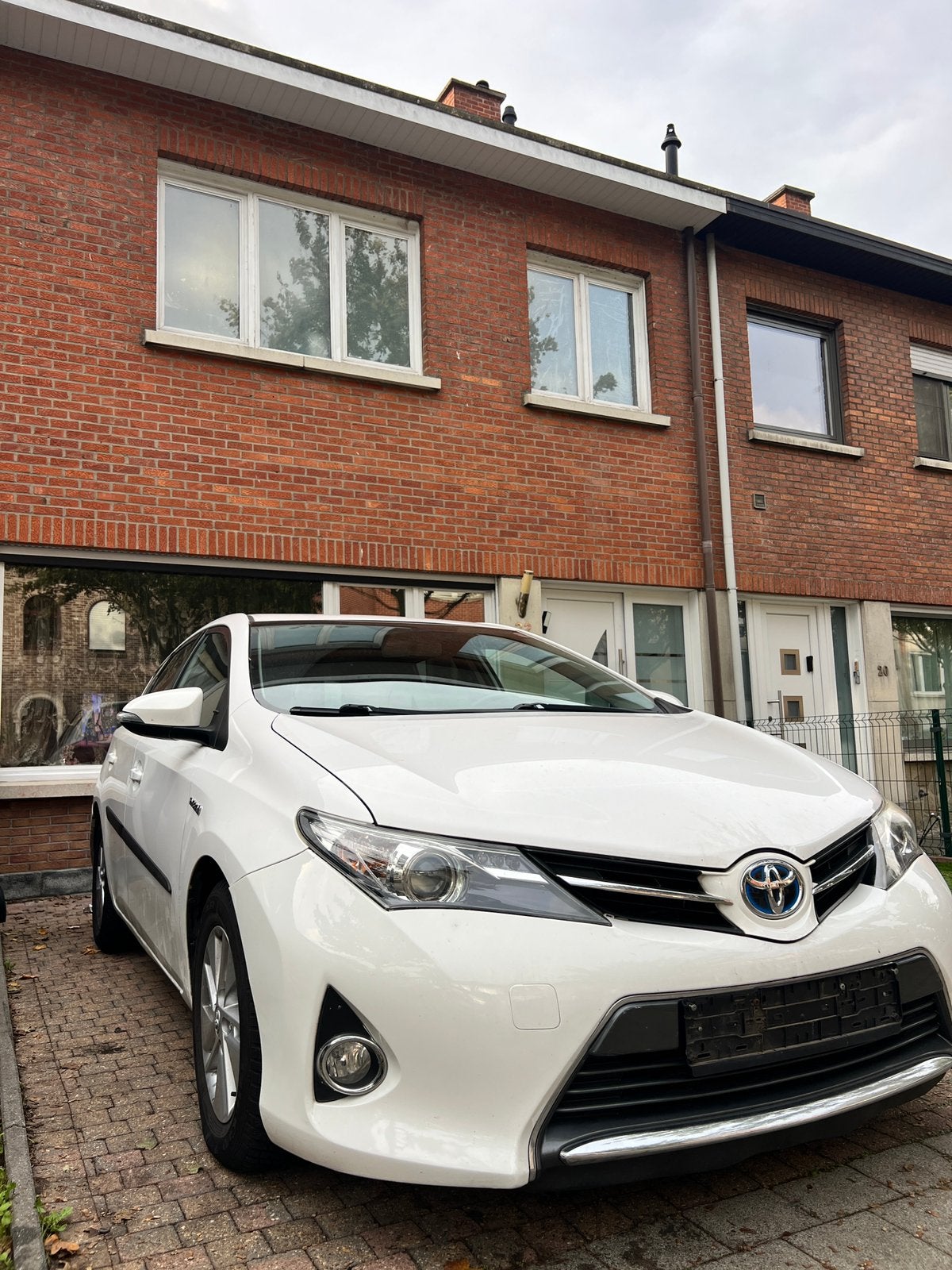 Toyota auris 1.8 hybride gekeurd vr 2 jaar, Auto's, Zwart, 4 cilinders, Overige bekleding, Wit
