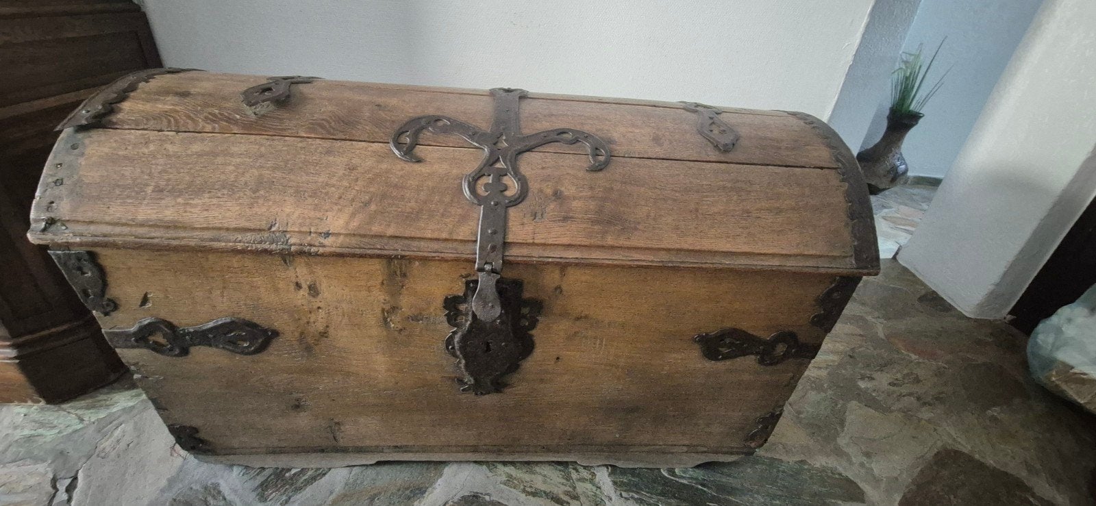 Coffre ancien en bois massif, Maison & Meubles, Enlèvement