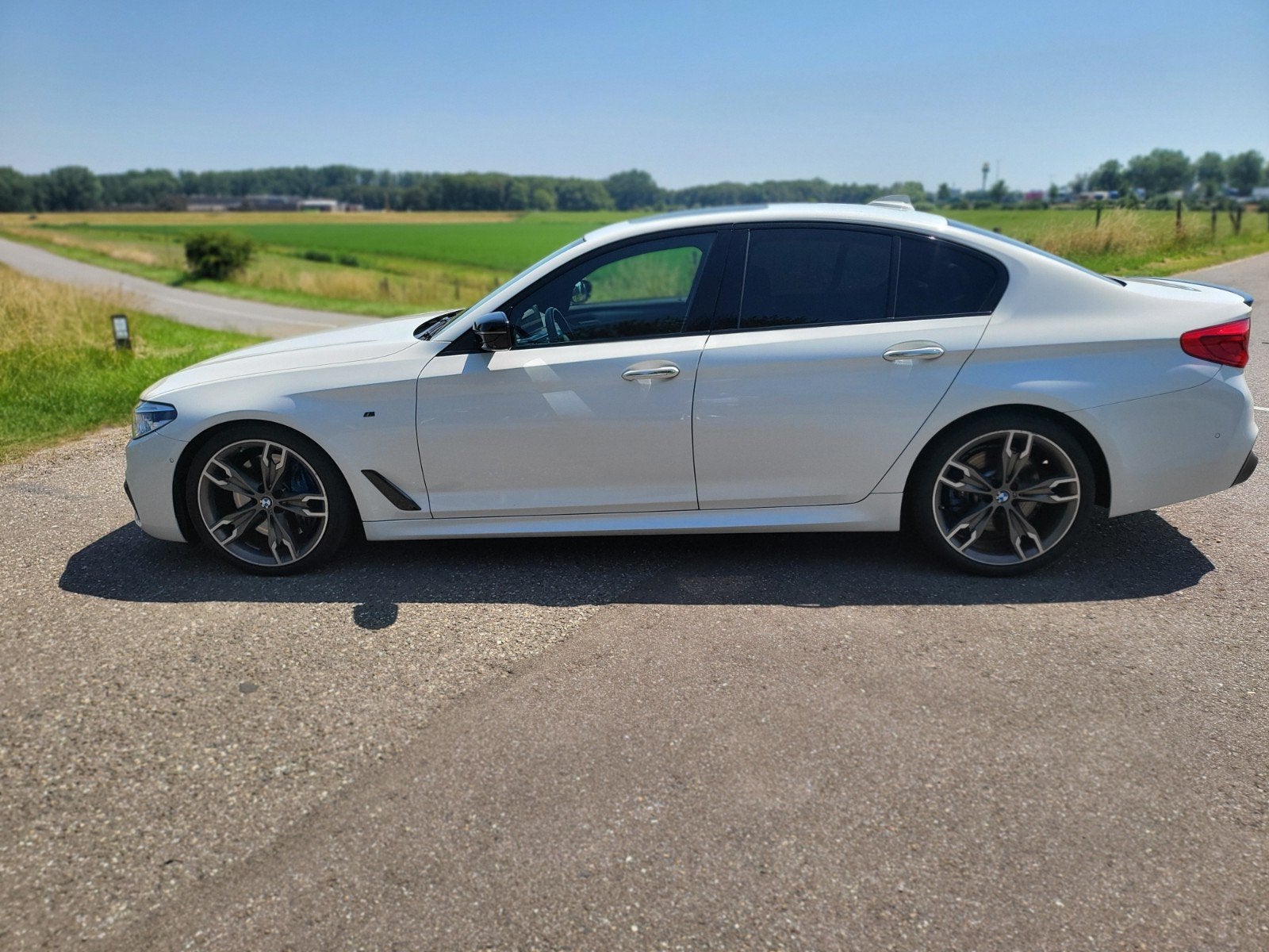 BMW 5-Serie M550i 462pk Xdrive Aut. 2018 Wit, Auto's, BMW, Automaat, 4395 cc, Wit, Leder