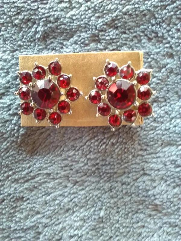 Boucles d'oreilles à strass rouges, Enlèvement ou Envoi, Comme neuf, Rouge, Puces ou Clous