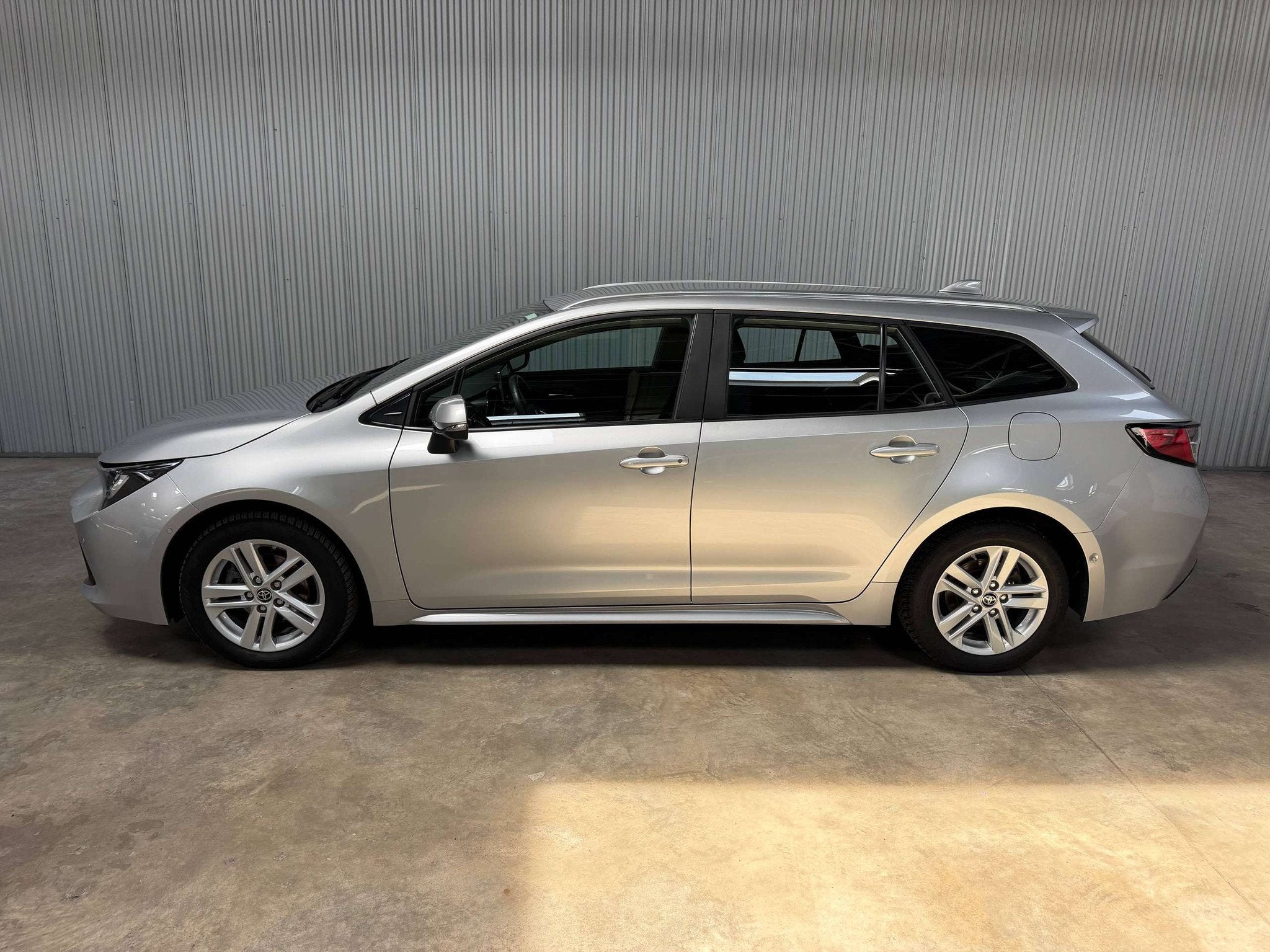 Toyota Corolla Corolla SW Hybrid 1.8 Dynamic GPF e-CVT, Autos, Toyota, Argent ou Gris, Achat, Euro 6, Entreprise