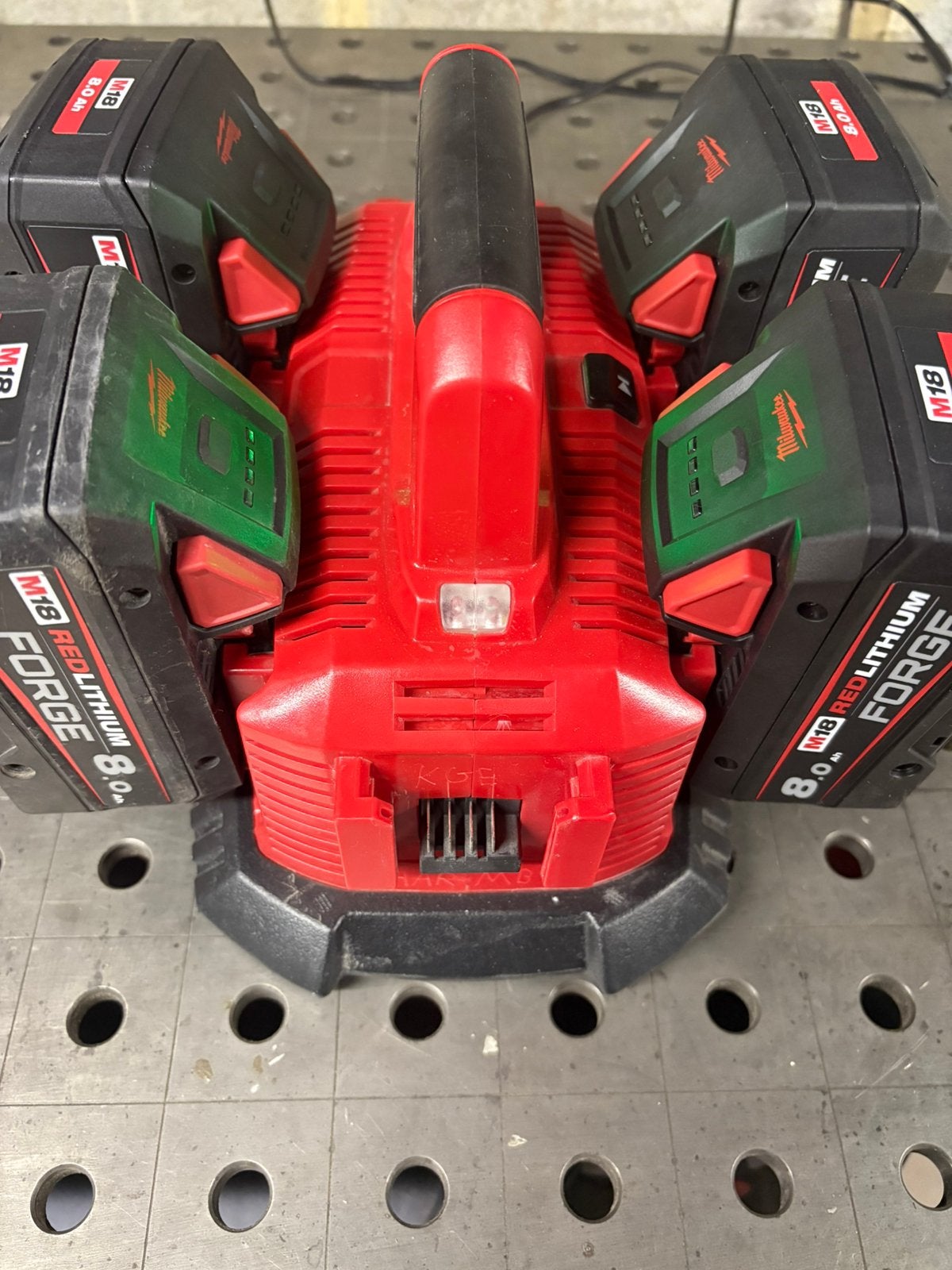 Chargeur + 4 batteries forge 8ah, Doe-het-zelf en Bouw, Gereedschap | Boormachines, Ophalen, Zo goed als nieuw