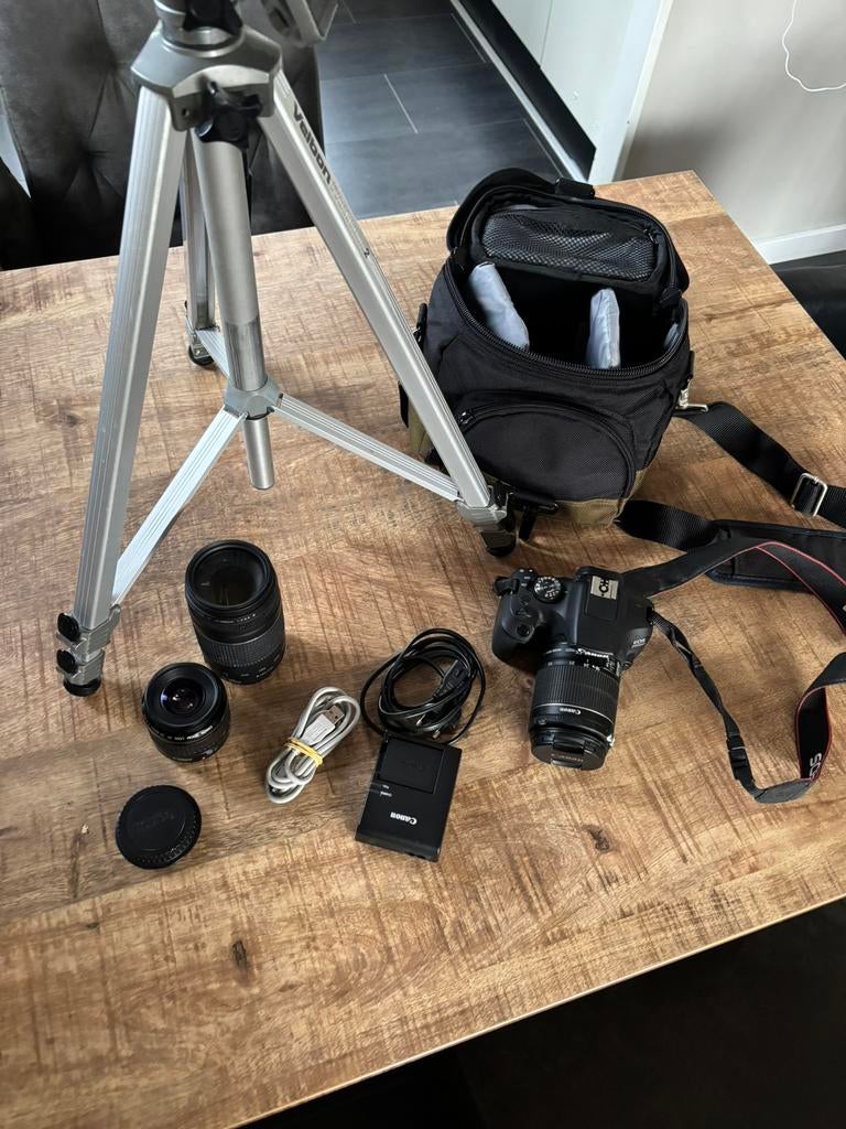 EOS 2000D Spiegelreflexcamera met alles erbij voor €350, Ophalen of Verzenden, Zo goed als nieuw, Canon