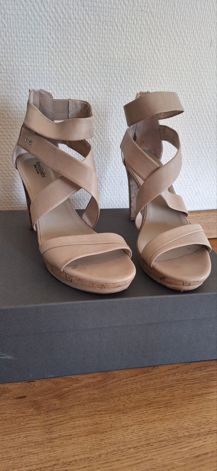 Nero Giardini sandalen met hoge hak., Ophalen, Beige