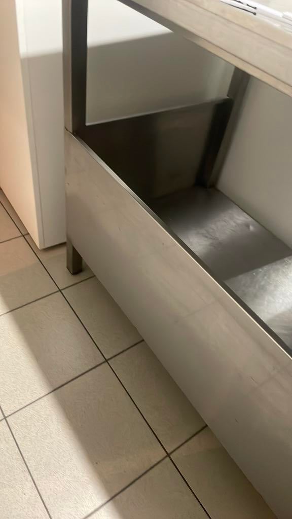 Table en inox, Enlèvement