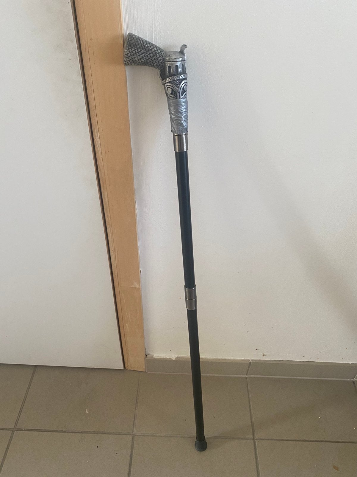 Wandelstok met aluminium handvat in de vorm van revolver, Ophalen of Verzenden, Zo goed als nieuw