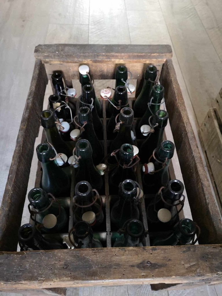 Oude bierbak met oude bierflesjes, Enlèvement, Utilisé, Bouteille(s), Autres marques