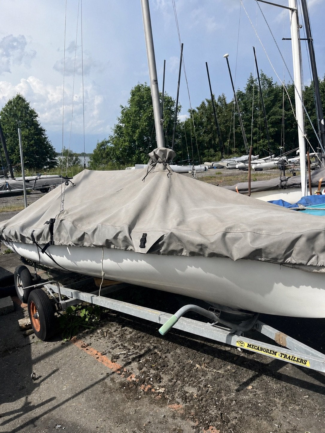 Dériveur 420 + Remorque + Emplacement au Lac de l’Eau d’Heur, Watersport en Boten, Open zeilboten, Gebruikt, Overige typen, Polyester