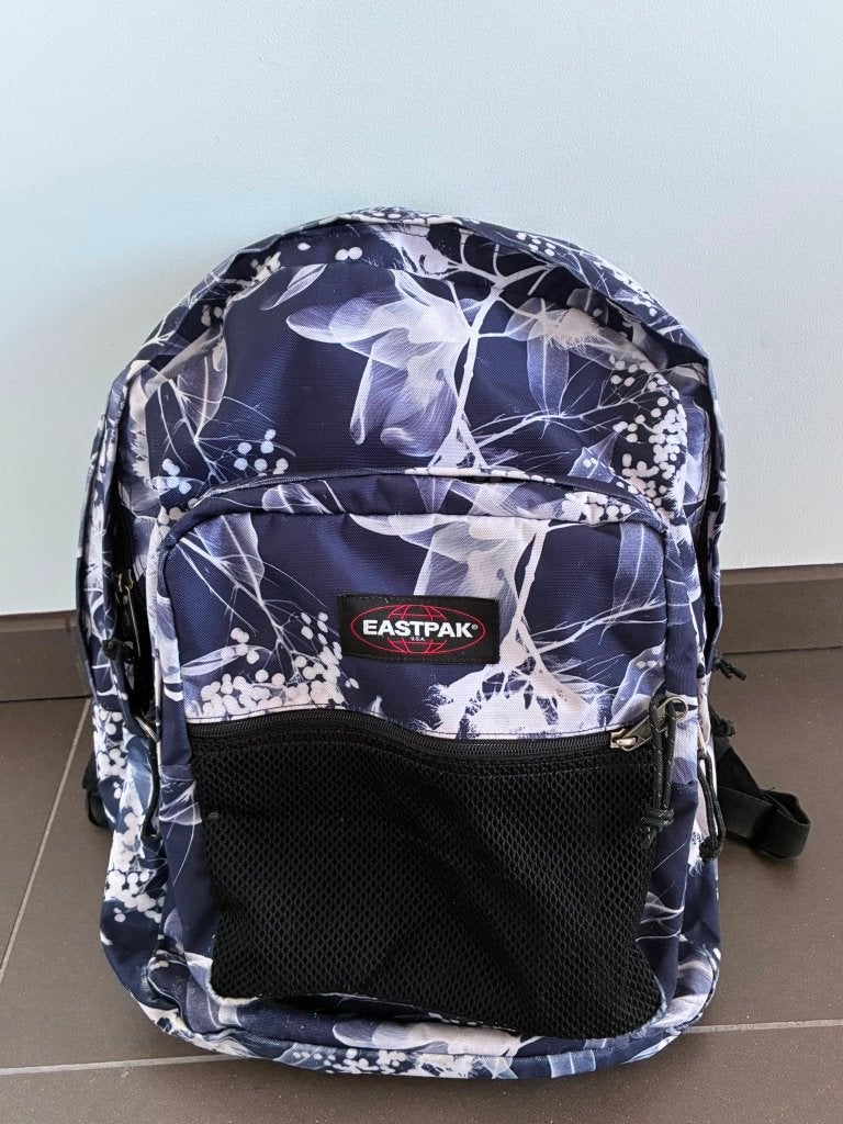Eastpak rugzak donkerblauw wit Pinnacle, Bijoux, Sacs & Beauté, Sacs | Sacs à dos, 25 à 40 cm, Étanche, Comme neuf, Eastpak