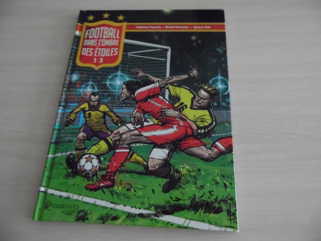 FOOTBALL DANS L'OMBRE DES ÉTOILES 1/3, Livres, BD, Enlèvement ou Envoi, Une BD, Comme neuf, Stéphane Pauwels