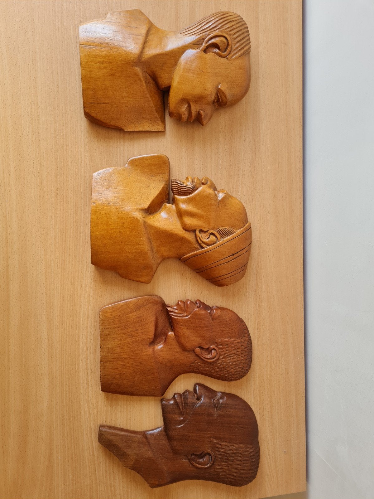 Afrikaans kunst, 4 houten hoofden, Enlèvement ou Envoi