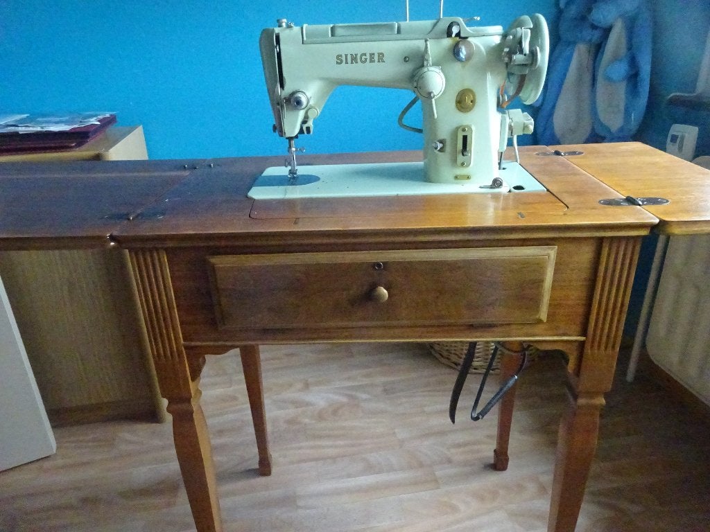 SINGER naaimachine, opvouwbaar tot een kleine tafel, Ophalen, Gebruikt, Naaimachine, Singer