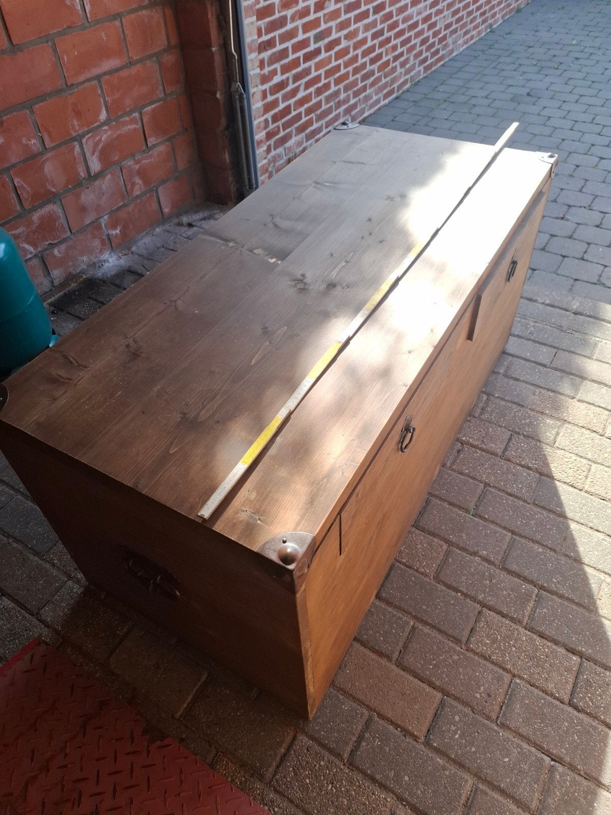 salontafel,   kist met antiek beslag, Ophalen