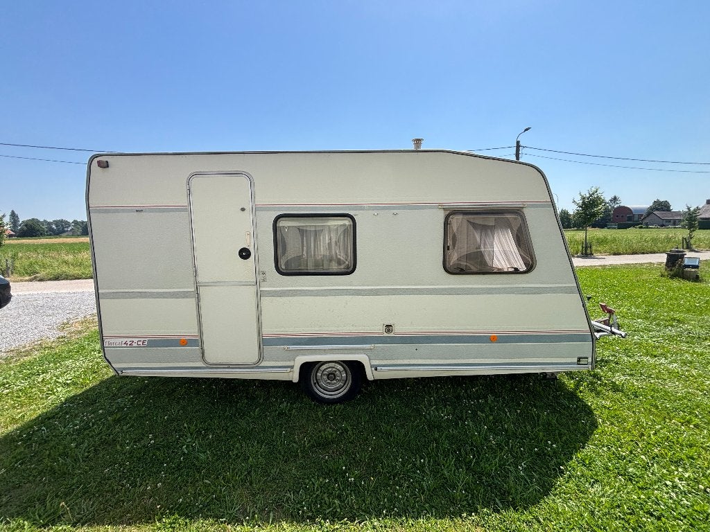 Leuke caravan Gruau Floreal 42 4 slaapplaatsen MTM: 1.000kg, Overige merken, Standaardzit, Bedrijf, 750 - 1000 kg