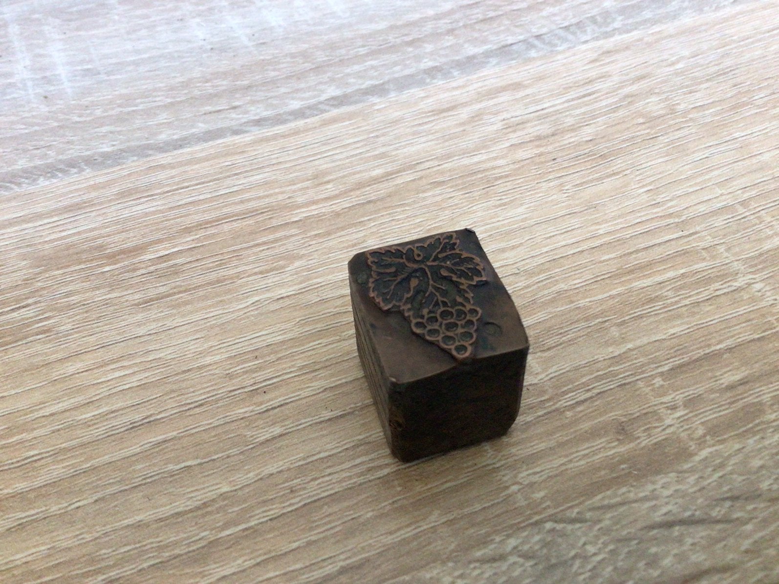 Vintage stempel koper, tros druiven, Hobby en Vrije tijd, Ophalen of Verzenden, Gebruikt, Overige typen
