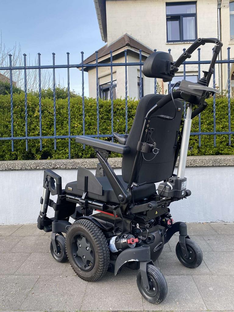 Fauteuil roulant électrique Quickie Q400m état neuf, Divers, Enlèvement ou Envoi, Pliant, Comme neuf