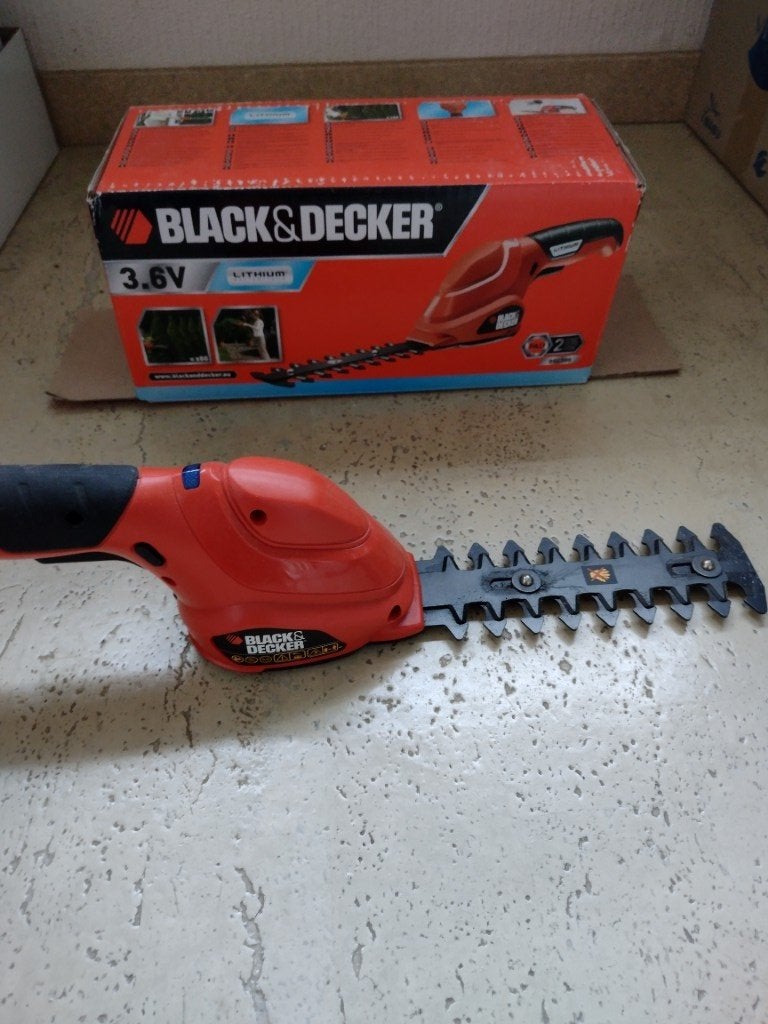 Black & Decker  gras- en struikschaar, Ophalen, Zo goed als nieuw, Accu, Black&Dekker