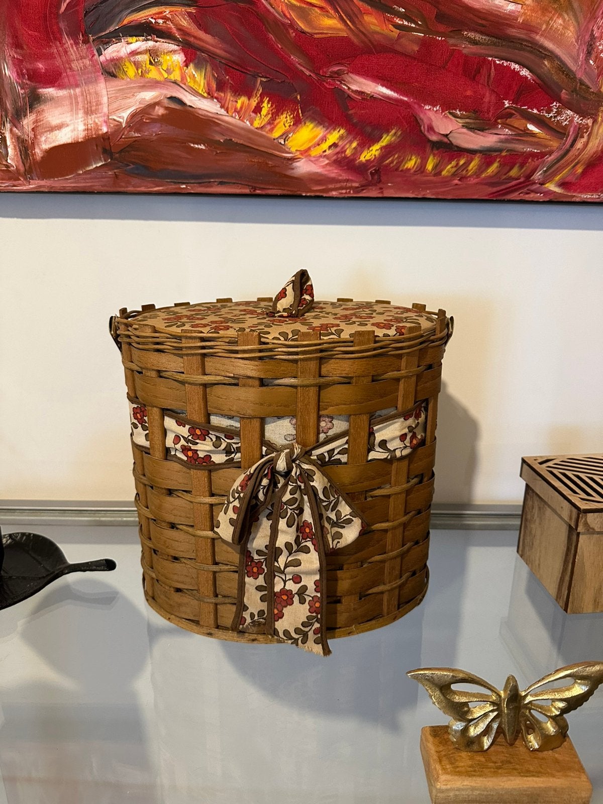 Mand met deksel en stoffen bekleding en strik, Huis en Inrichting, Ophalen of Verzenden, Zo goed als nieuw, Mand, Met deksel