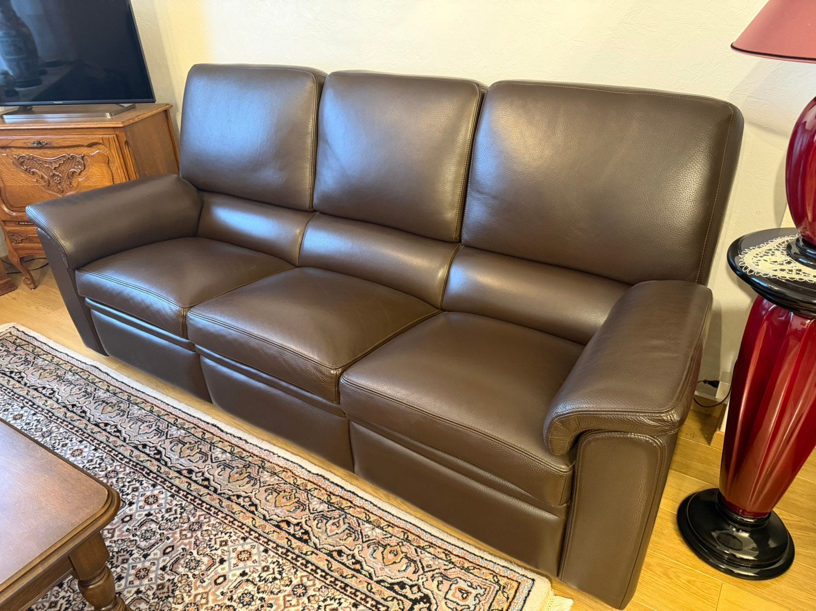 Lederen salon driezitbank en twee relaxstoelen + bijzetbank, Enlèvement, Comme neuf