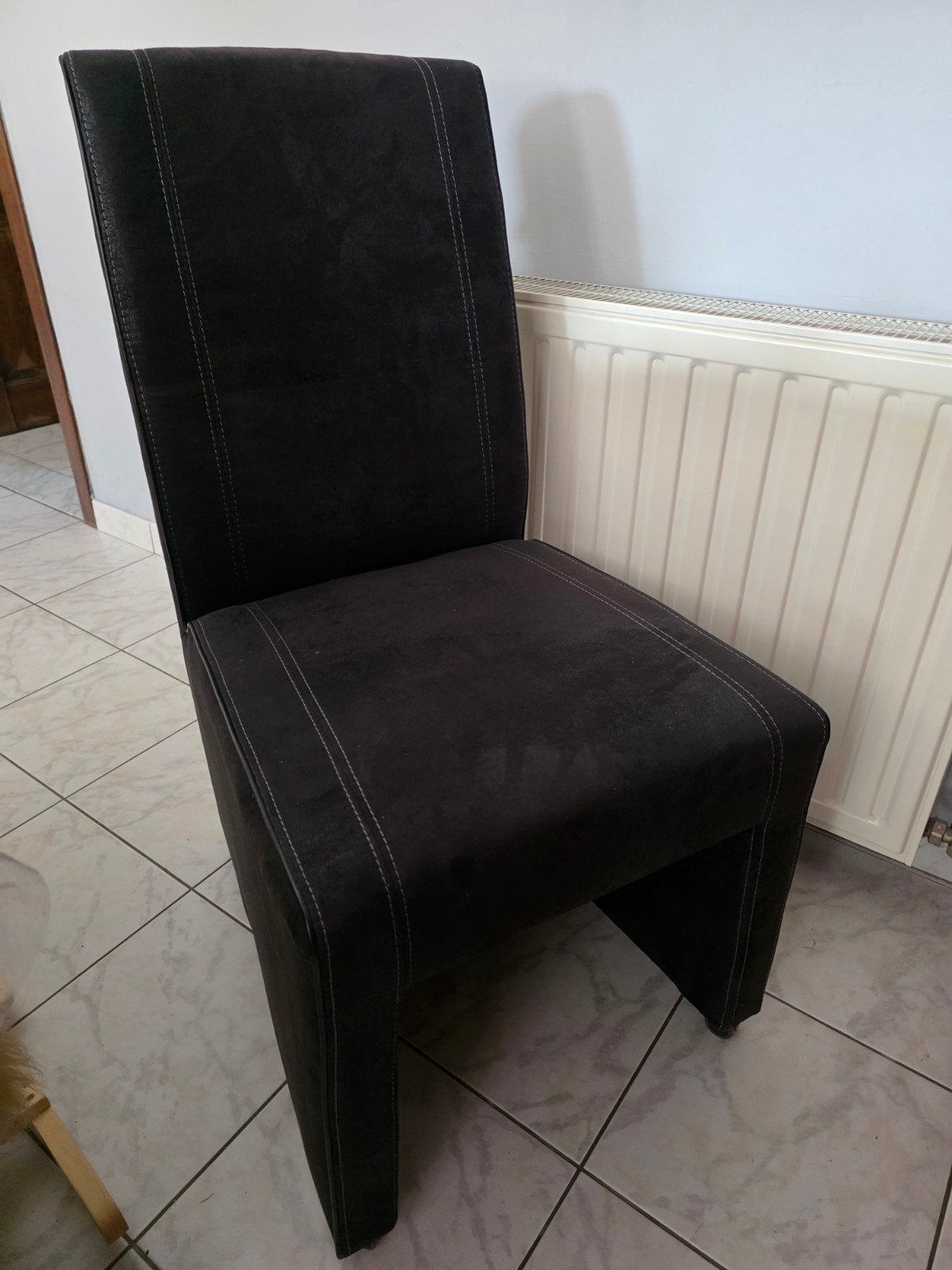 Suede eetkamerstoelen te koop, Huis en Inrichting, Ophalen, Overige materialen, Zo goed als nieuw, Grijs