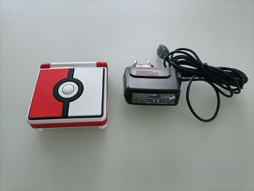 GBA SP Pokémon skin met oplader., Ophalen, Zo goed als nieuw, Game Boy Advance SP