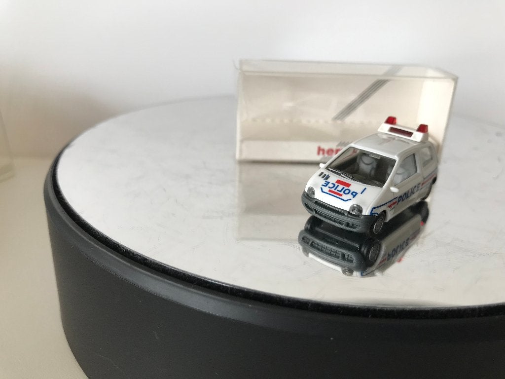 RENAULT TWINGO - POLICE NATIONALE FRANÇAISE - HERPA, Hobby & Loisirs créatifs, Envoi, Neuf, Voiture, Herpa