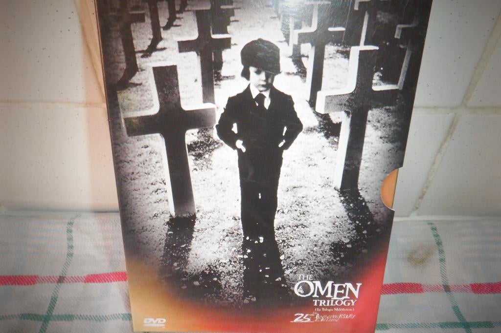 DVD The Omen Trilogy 25TH Anniversary Edition !, Cd's en Dvd's, Vanaf 16 jaar, Boxset, Ophalen of Verzenden, Zo goed als nieuw