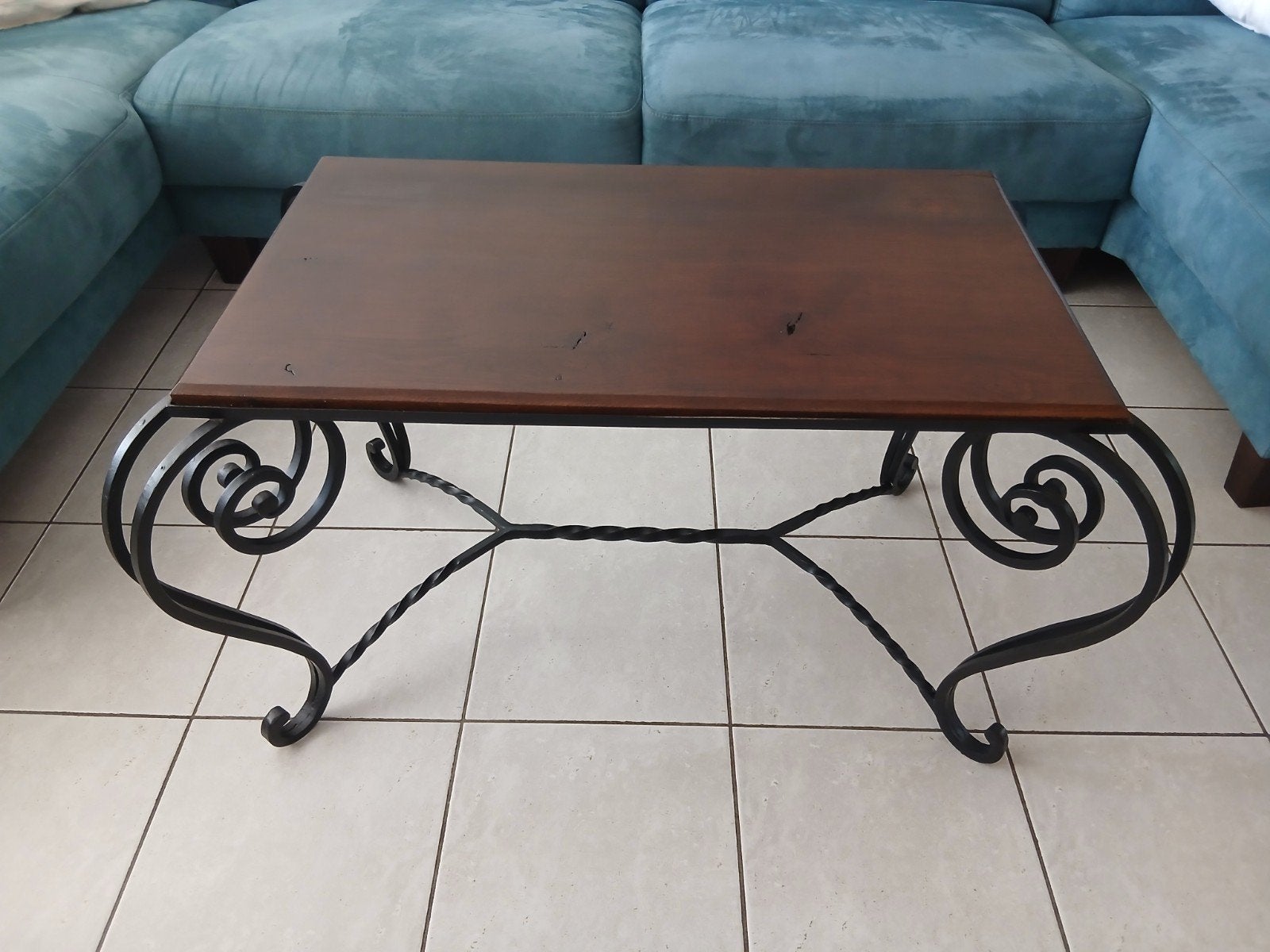 Table de salon, pieds en fer forgé et plateau en chêne foncé, Maison & Meubles, Tables | Tables de salon, Enlèvement, Utilisé