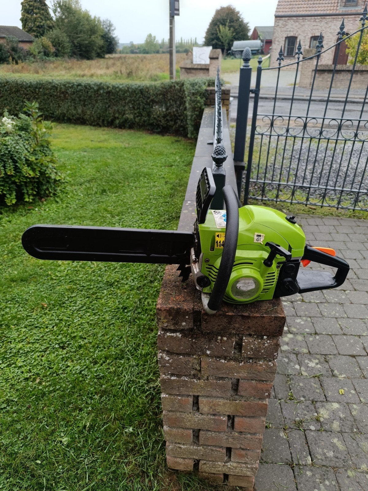 tronçonneuse essence prêt à l'emploi
très peut utiliser, Jardin & Terrasse, Enlèvement ou Envoi, Comme neuf