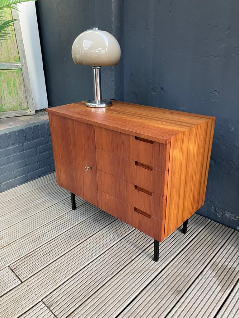 Schitterend vintage dressoir. Deens design., Huis en Inrichting, Ophalen, Zo goed als nieuw