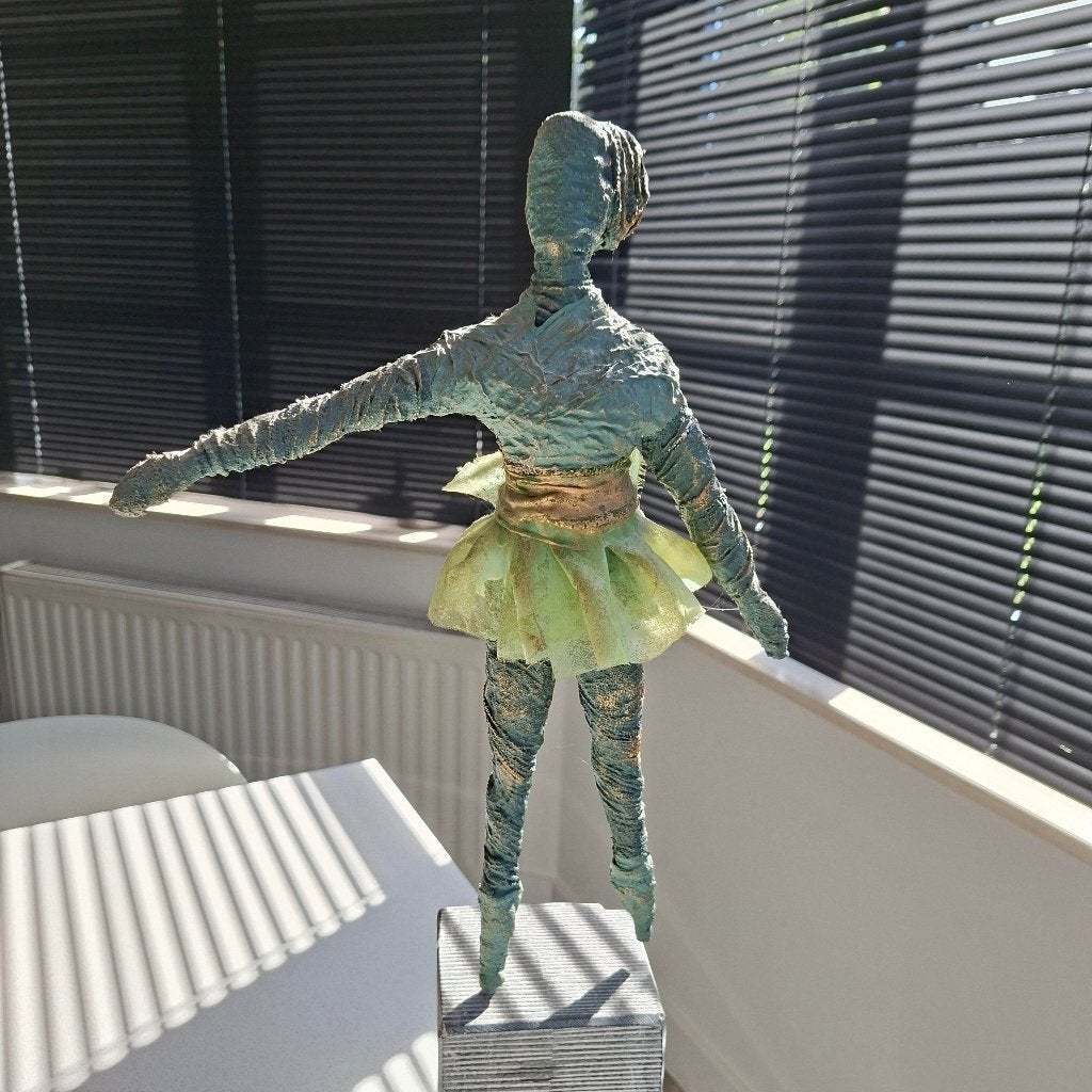 Ballerine sur piédestal - Très belle statue en papier mâché., Antiquités & Art, 50 - 100 cm, Enlèvement, Fait main, Statue