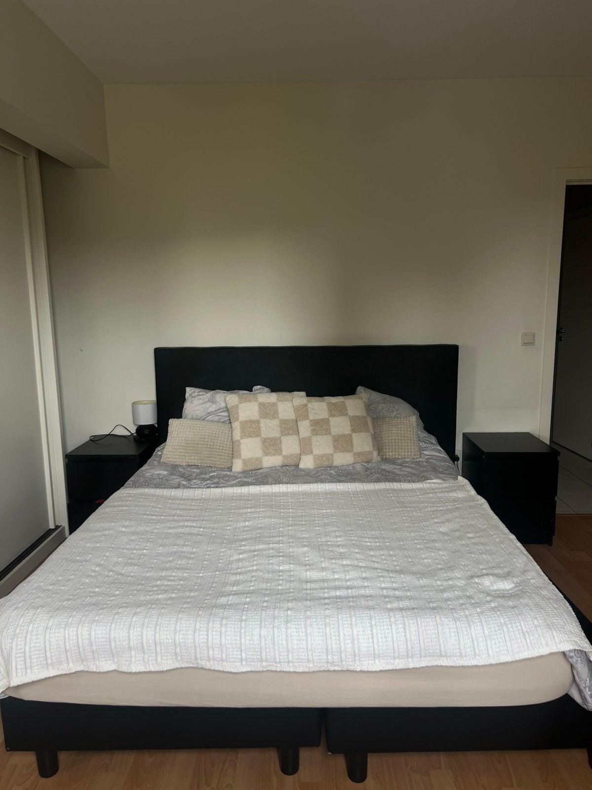 boxspring te koop + bijhorende nachtkasjes, Enlèvement, Comme neuf, Deux personnes