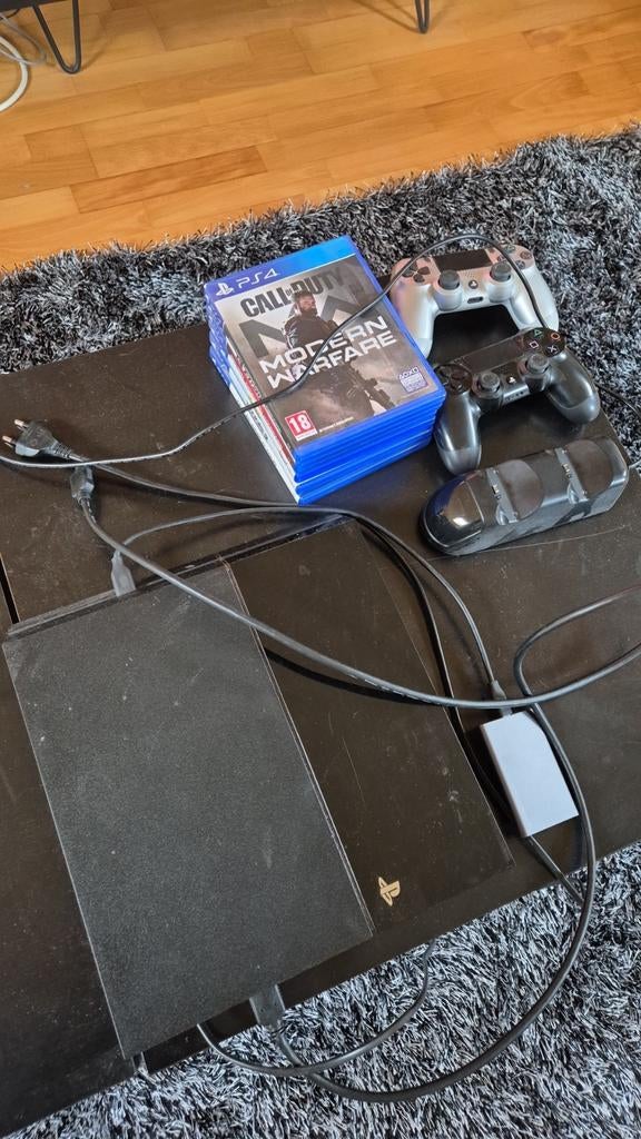 Playstation 4 + 2 controllers + lader + games, Games en Spelcomputers, Spelcomputers | Sony PlayStation 4, 500 GB, Met 2 controllers