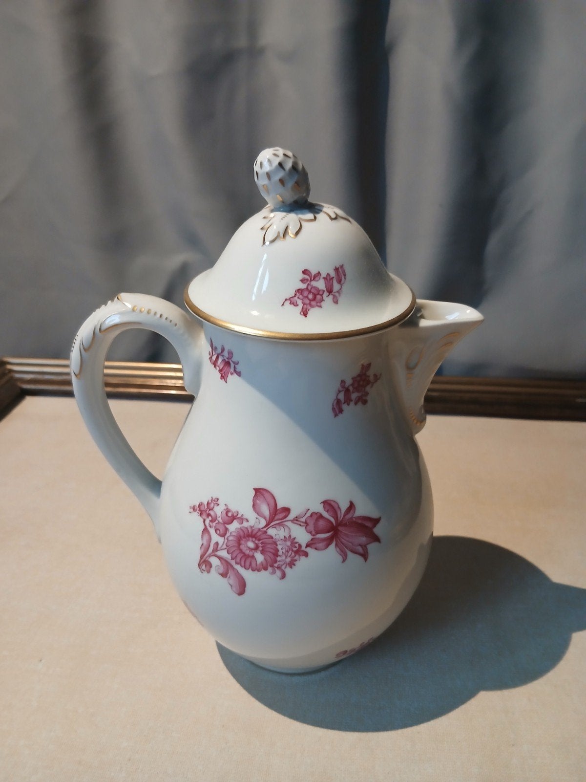 Porseleinen koffiepot Suisse Langenthal (1946) met paars blo, Antiek en Kunst, Ophalen of Verzenden