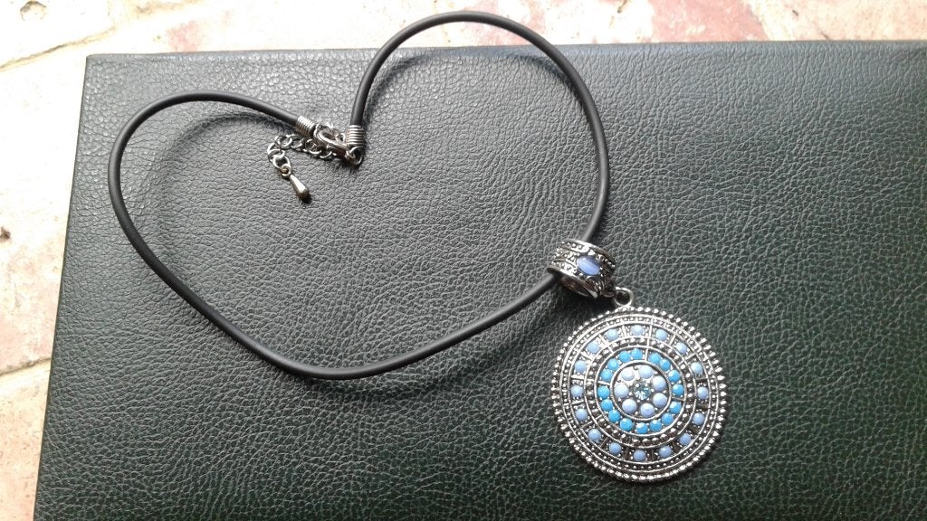 PENDENTIF BLEU/METAL DE FANTAISIE AVEC CORDELETTE NOIRE, Enlèvement ou Envoi, Autres représentations, Comme neuf, Autres matériaux