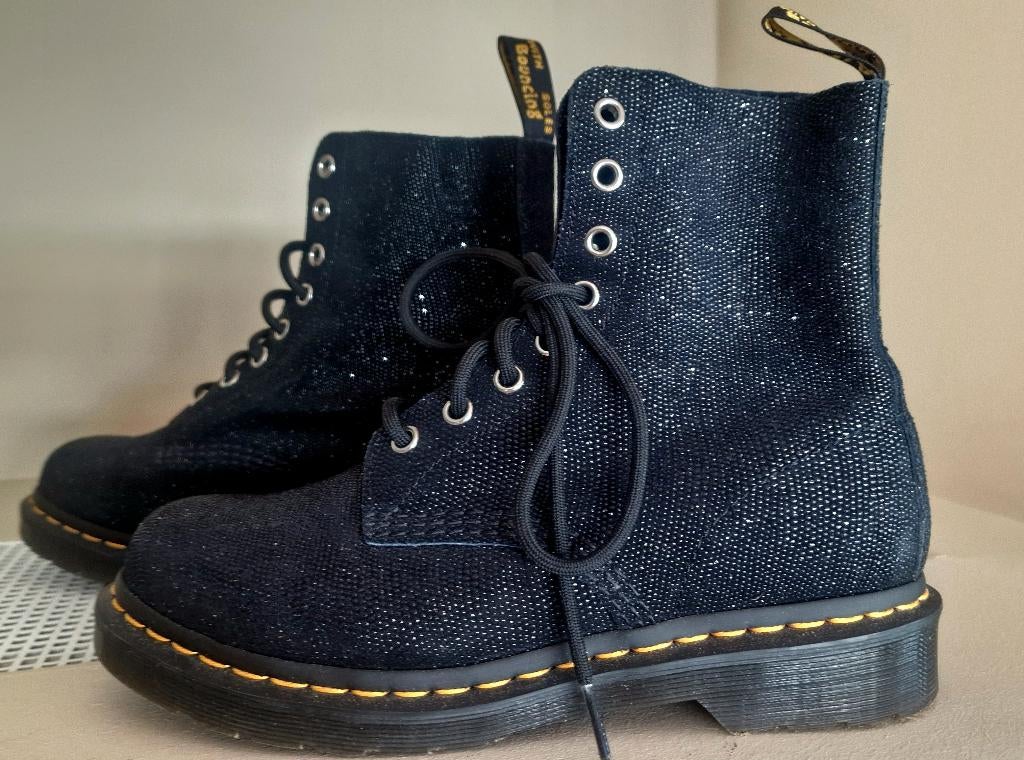 Dr Martens eyelet bejewelled boots, Zwart, Lage of Enkellaarzen, Ophalen of Verzenden, Zo goed als nieuw