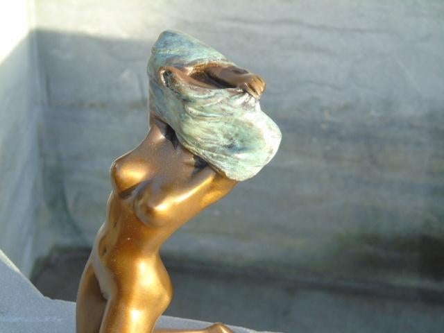 Naakte vrouw op haar knieën in brons gesigneerd, MILO, Antiek en Kunst, Antiek | Brons en Koper, Brons, Ophalen of Verzenden