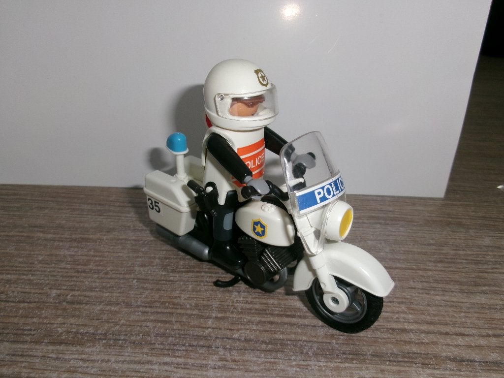 33C - Playmobil City : Moto de police blanche + pilote, Enfants & Bébés, Jouets | Playmobil, Enlèvement ou Envoi, Comme neuf, Kit complet