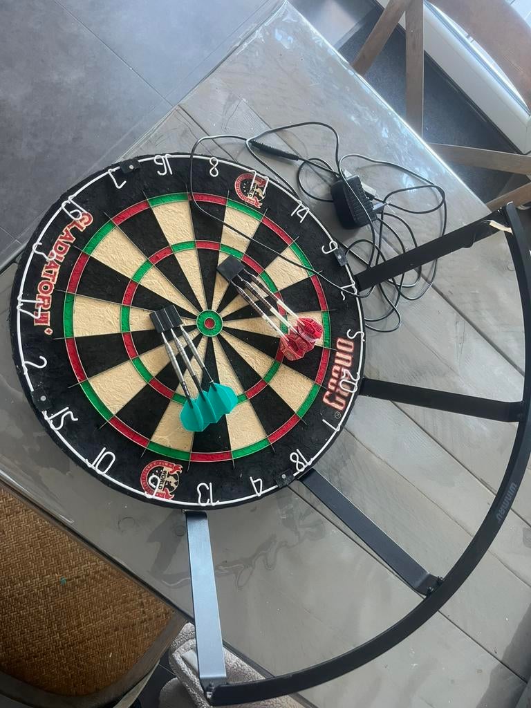 Dartboard, verlichting en 2 setjes pijlen, Sport en Fitness, Darts, Ophalen, Zo goed als nieuw, Pijlen