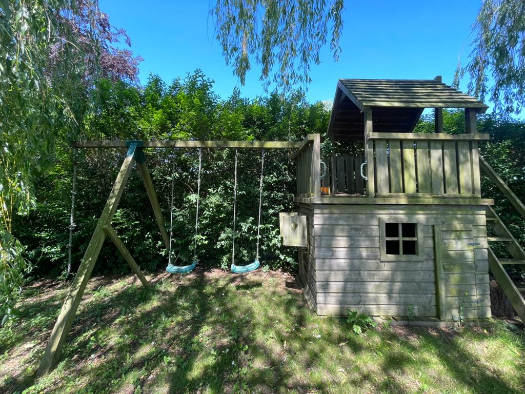 Houten speelhuisje met glijbaan en schommels te koop, Kinderen en Baby's, Speelgoed | Buiten | Speelhuisjes, Ophalen, Gebruikt