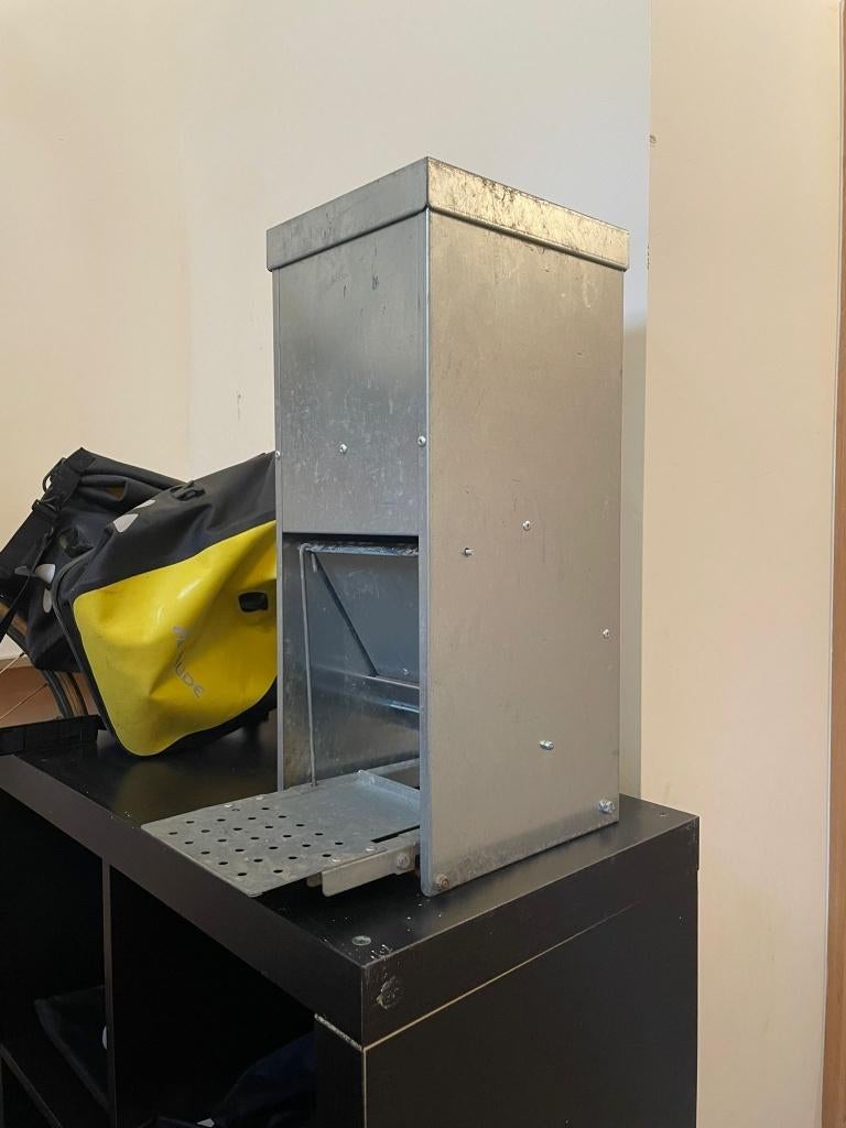 Voederbak kippen inox  (trapbak), Meerdere dieren, Kip