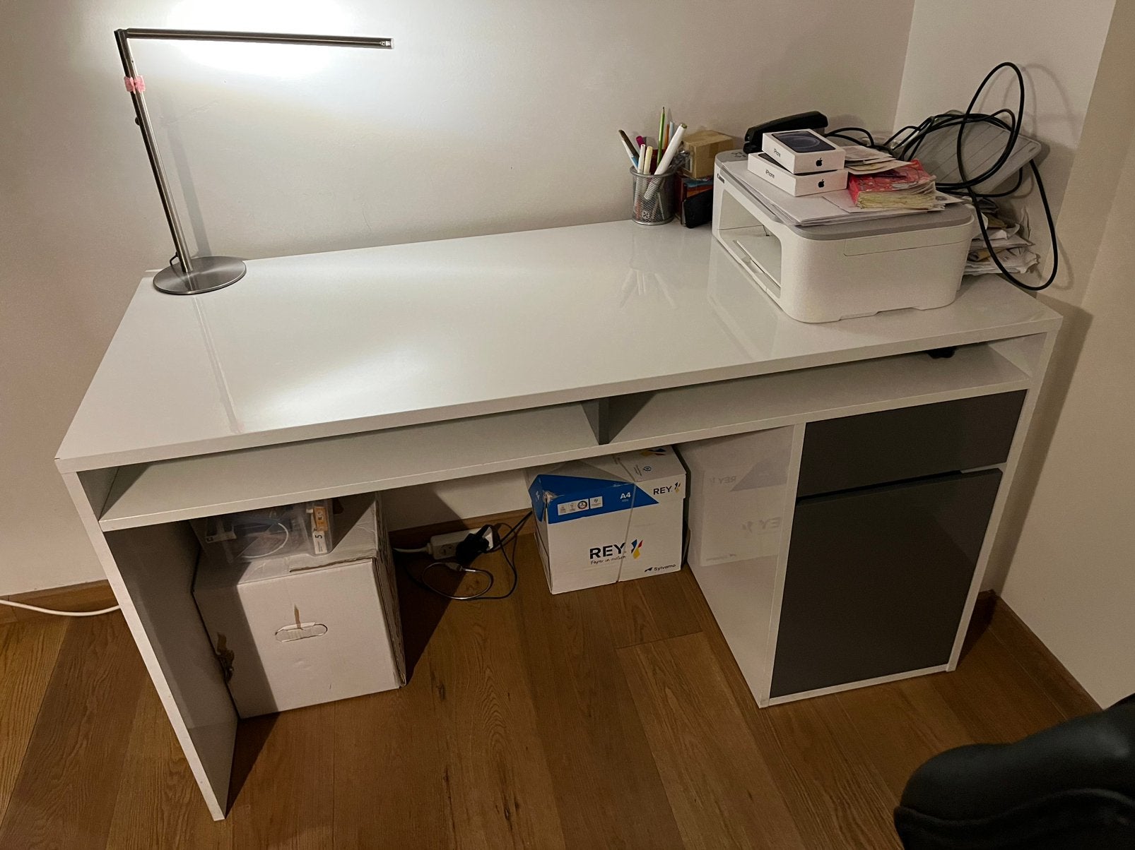 Bureau gris-blanc brillant avec chaise de bureau, Maison & Meubles, Bureaux, Comme neuf, Enlèvement, 140 cm, Gris