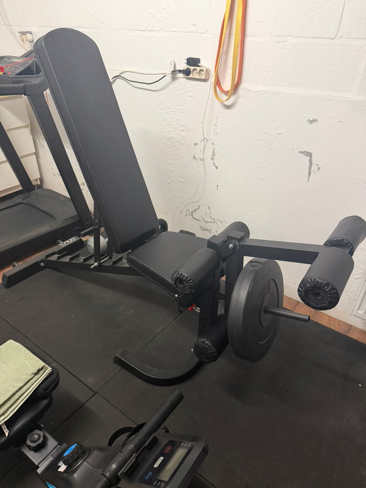Verstelbare Fitnessbank met Leg Extension & 15 kg Gewicht, Sport en Fitness, Ophalen, Gebruikt, Benen, Fitnessbank