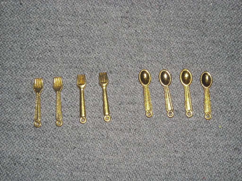 Goudkleurige lepels en vorken, van elk 4 stuks, Collections, Enlèvement ou Envoi, Utilisé, Maison de poupées