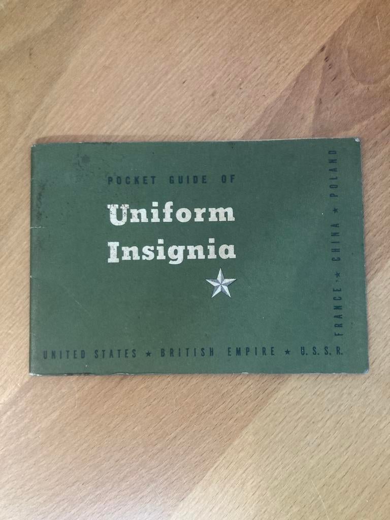 Guide des insignes  d’uniforme 1943, Collections, Enlèvement ou Envoi