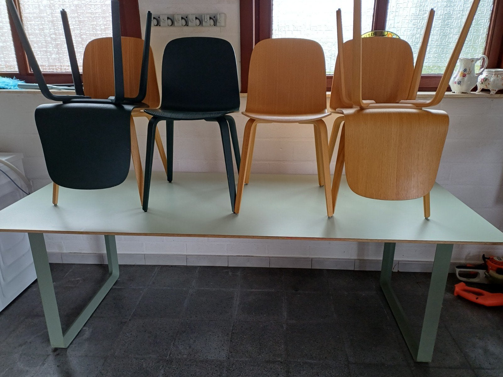 Table MUUTO 70/70, design scandinave sophistiqué, vert rare, Enlèvement, Utilisé, 50 à 100 cm, Chêne