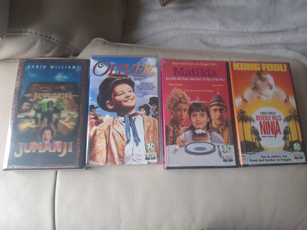 4 nieuwe VHS videobanden Jumanji, Matilda, Oliver, ninja, Cd's en Dvd's, VHS | Kinderen en Jeugd, Nederlands ondertiteld, Engels