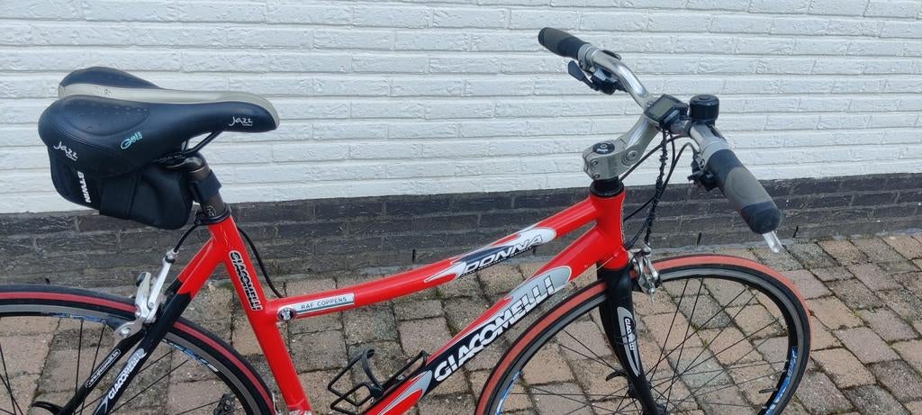Vrouwenkoersfiets, Ophalen