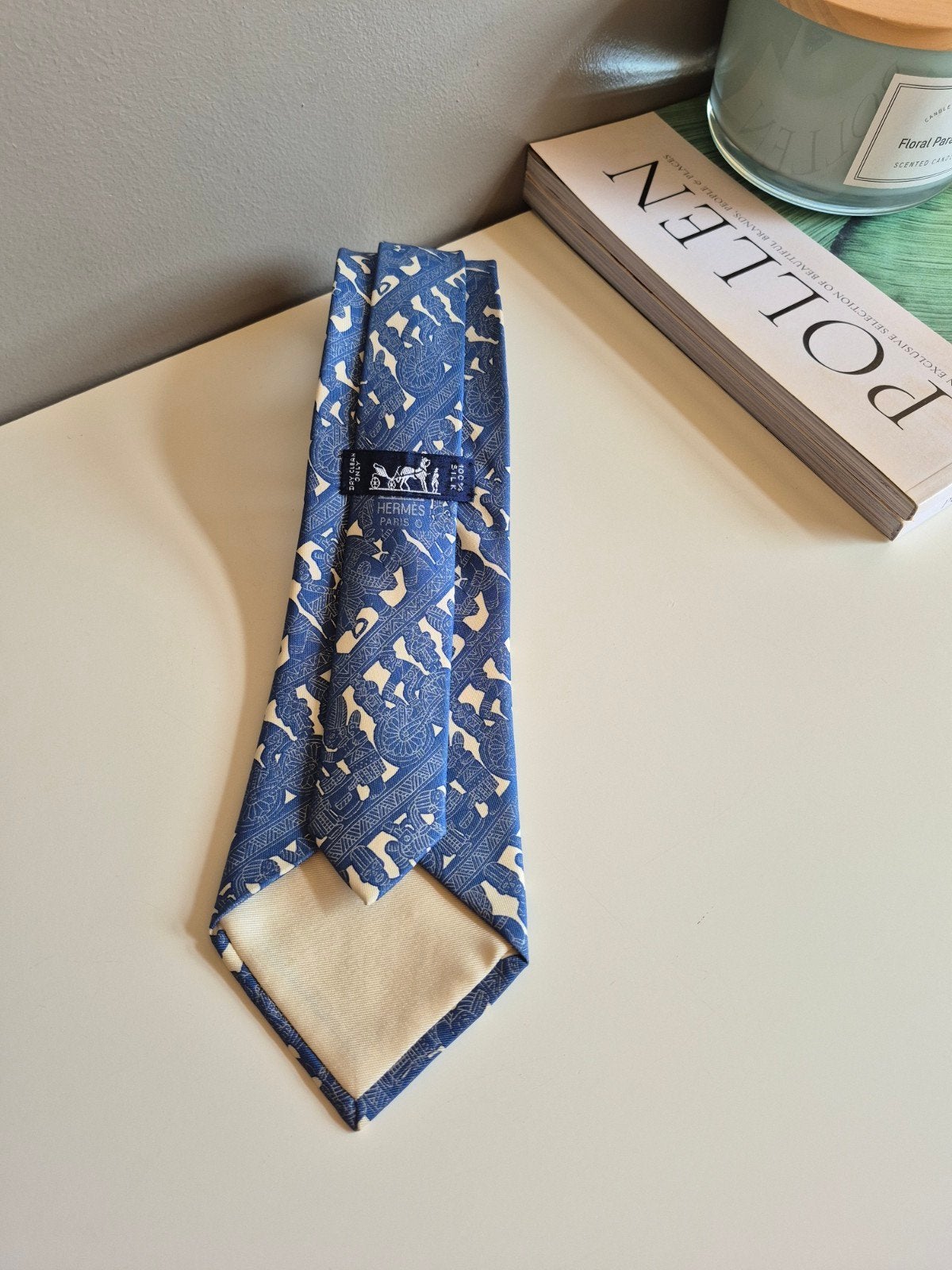Cravate Hermès en soie bleue et crème Modèle rare 7684TA, Enlèvement ou Envoi, Bleu
